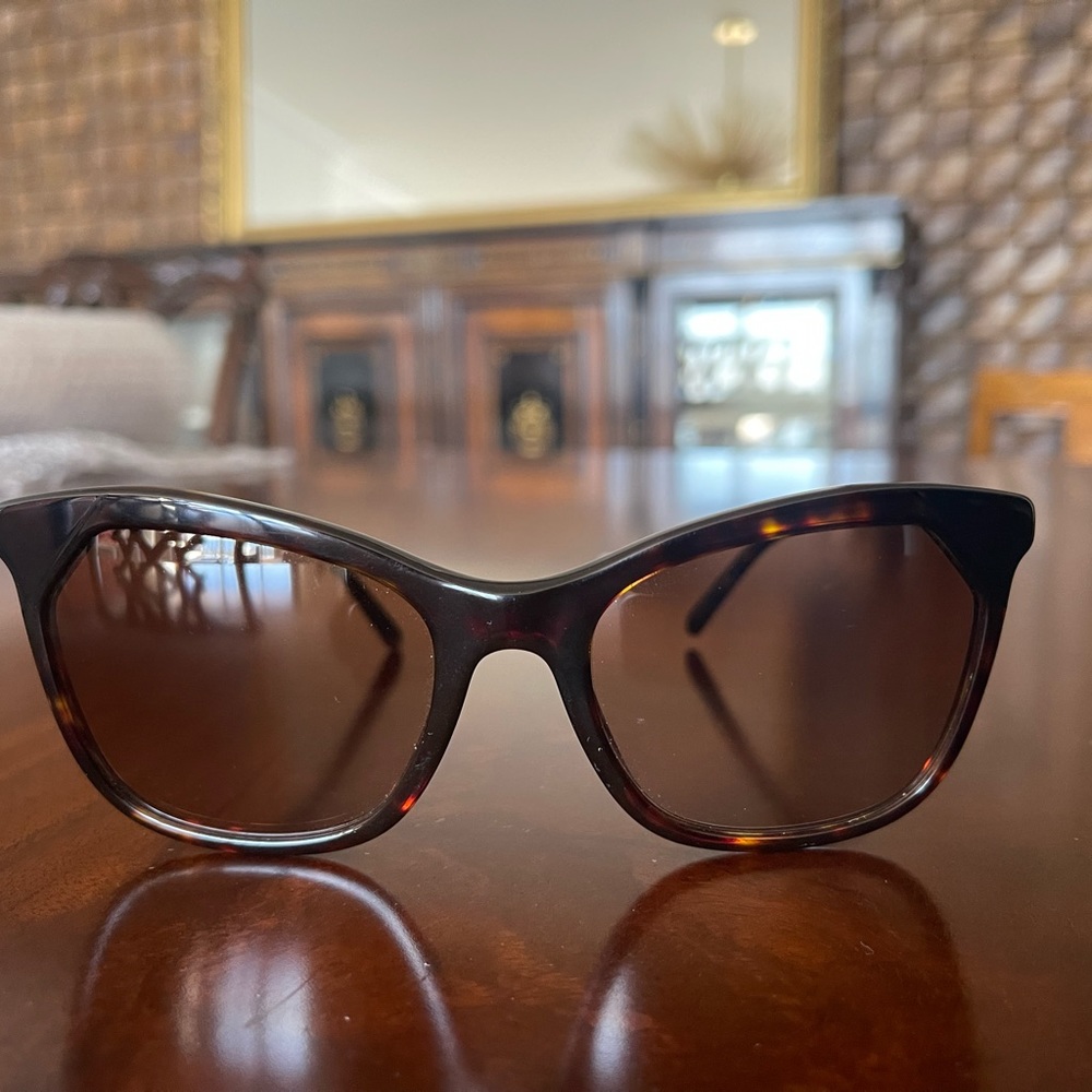 Beautiful Burberry sunglasses - Picture 3 of 7